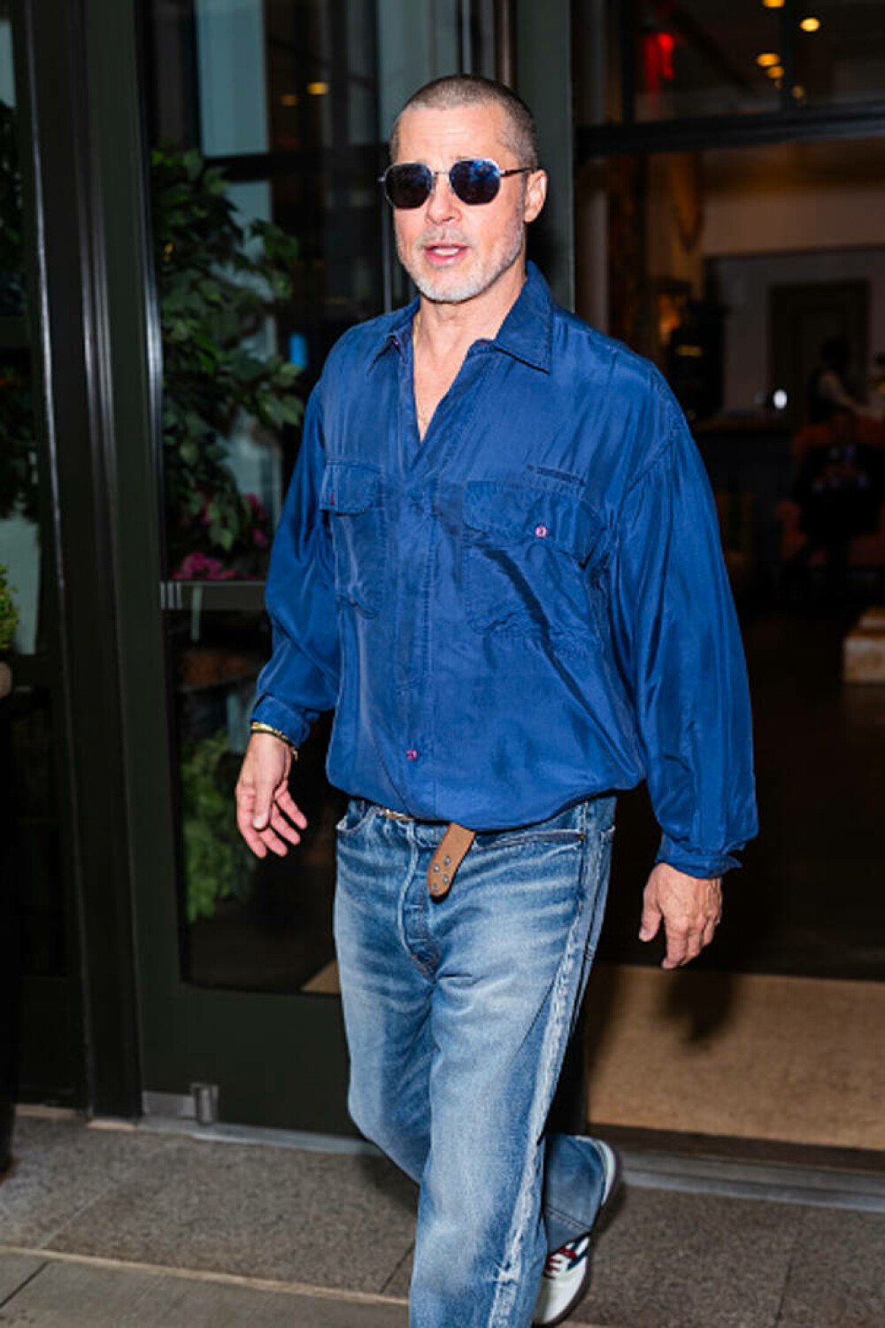 Brad Pitt, look extravagant la o cină romantică în New York, alături de iubita sa. Cum i-au surprins paparazzii. GALERIE FOTO - Imaginea 16