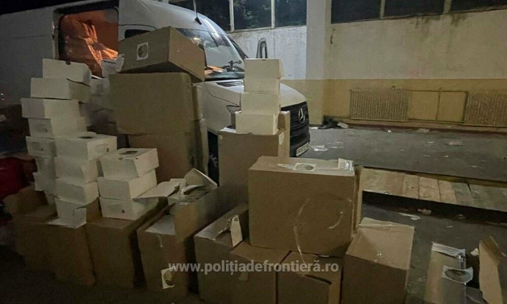 Descoperire de peste 100.000 de euro în Giurgiu în microbuzul unui șofer care transporta dulciuri din Bulgaria. FOTO - Imaginea 2
