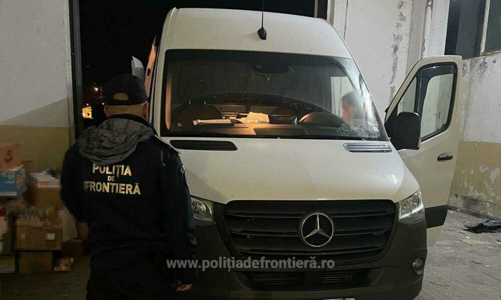 Descoperire de peste 100.000 de euro în Giurgiu în microbuzul unui șofer care transporta dulciuri din Bulgaria. FOTO - Imaginea 1