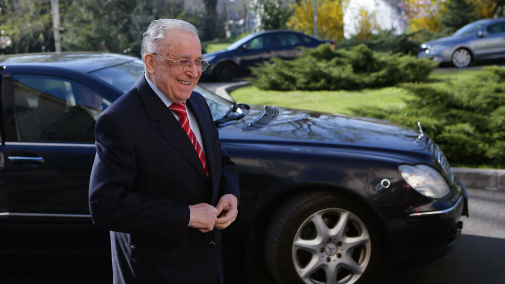 Viața lui Ion Iliescu în imagini. Momente cheie din cariera primului președinte al României postcomuniste | FOTO - Imaginea 24