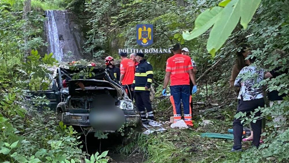 O mașină s-a răsturnat într-o râpă pe Transfăgărășan. Șoferul se află în stare gravă, iar pasagerul a decedat - Imaginea 2