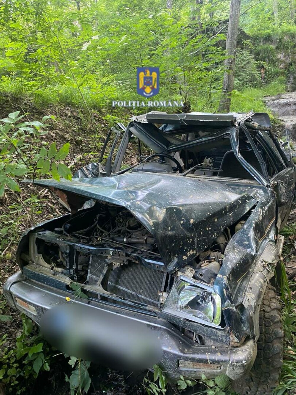 O mașină s-a răsturnat într-o râpă pe Transfăgărășan. Șoferul se află în stare gravă, iar pasagerul a decedat - Imaginea 3
