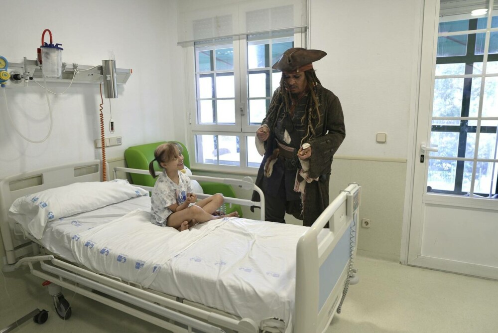 Johnny Depp, Jack Sparrow pentru o zi la un spital de pediatrie din Madrid. Reacția celor mici. GALERIE FOTO - Imaginea 2