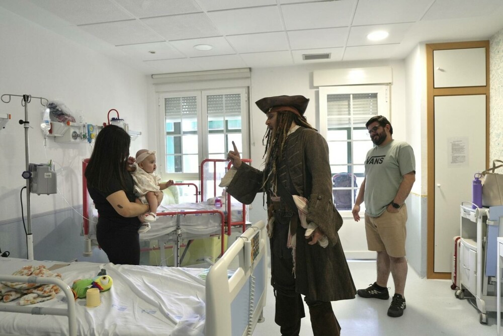 Johnny Depp, Jack Sparrow pentru o zi la un spital de pediatrie din Madrid. Reacția celor mici. GALERIE FOTO - Imaginea 3