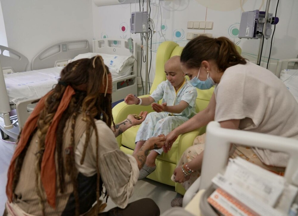 Johnny Depp, Jack Sparrow pentru o zi la un spital de pediatrie din Madrid. Reacția celor mici. GALERIE FOTO - Imaginea 4