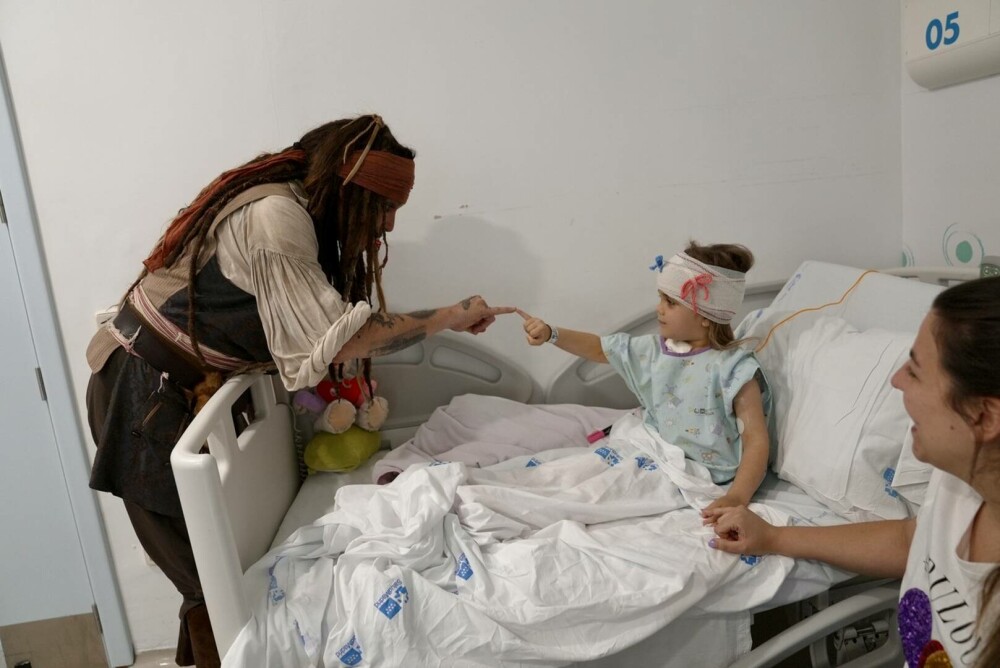 Johnny Depp, Jack Sparrow pentru o zi la un spital de pediatrie din Madrid. Reacția celor mici. GALERIE FOTO - Imaginea 5