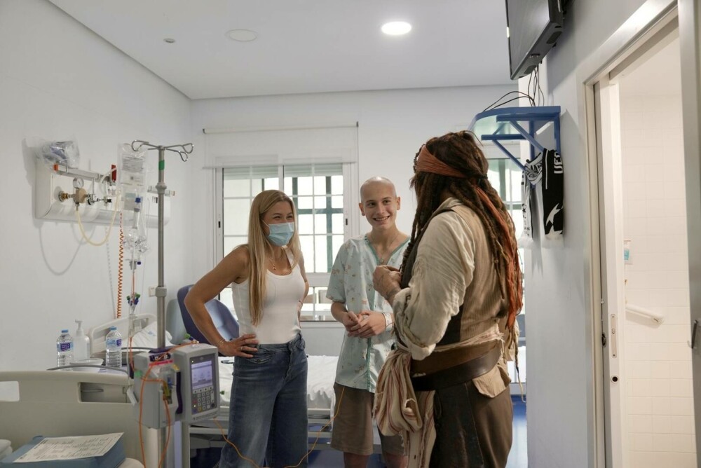 Johnny Depp, Jack Sparrow pentru o zi la un spital de pediatrie din Madrid. Reacția celor mici. GALERIE FOTO - Imaginea 7