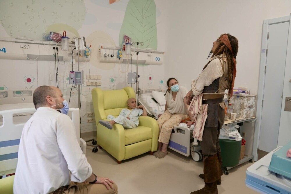 Johnny Depp, Jack Sparrow pentru o zi la un spital de pediatrie din Madrid. Reacția celor mici. GALERIE FOTO - Imaginea 8