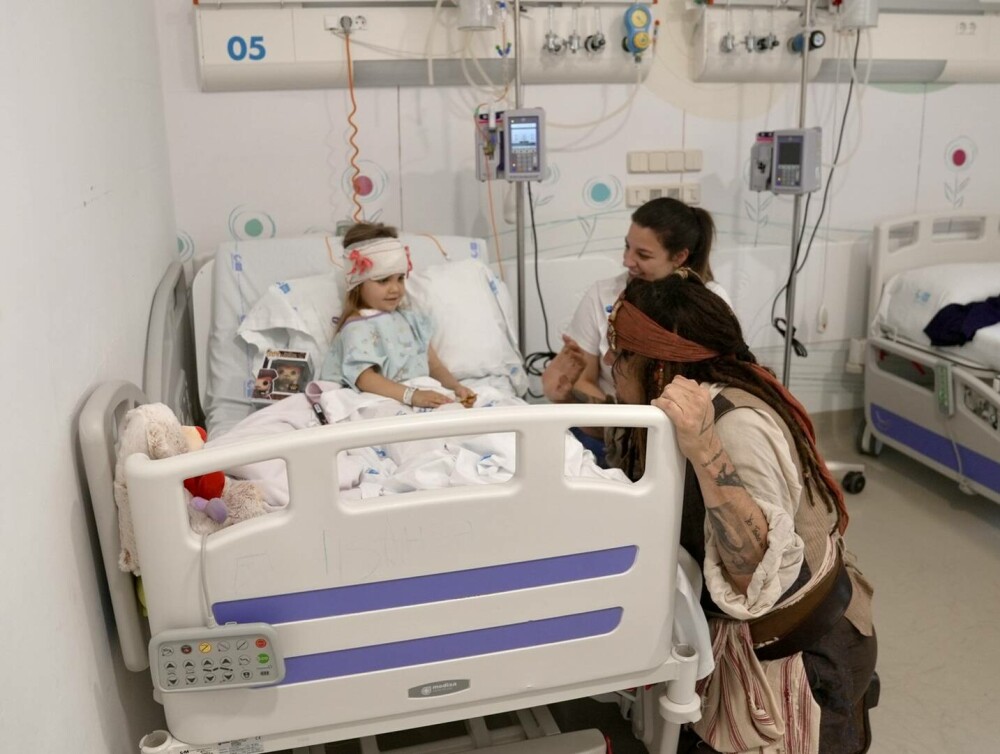 Johnny Depp, Jack Sparrow pentru o zi la un spital de pediatrie din Madrid. Reacția celor mici. GALERIE FOTO - Imaginea 9