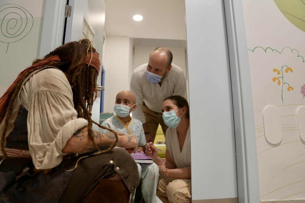 Johnny Depp, Jack Sparrow pentru o zi la un spital de pediatrie din Madrid. Reacția celor mici. GALERIE FOTO - Imaginea 10