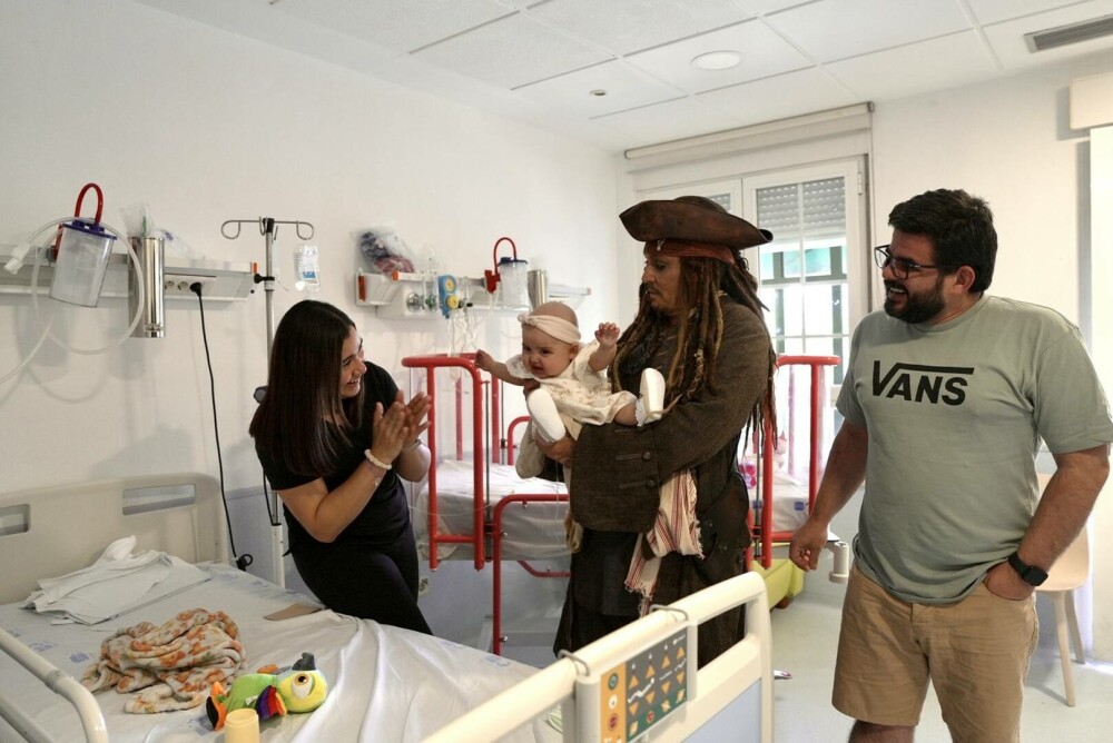 Johnny Depp, Jack Sparrow pentru o zi la un spital de pediatrie din Madrid. Reacția celor mici. GALERIE FOTO - Imaginea 11