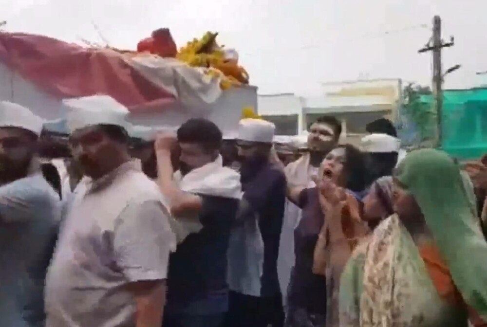 Singurul supraviețuitor al zborului Air India, filmat în timp ce cară sicriul fratelui său, mort în același avion - Imaginea 2