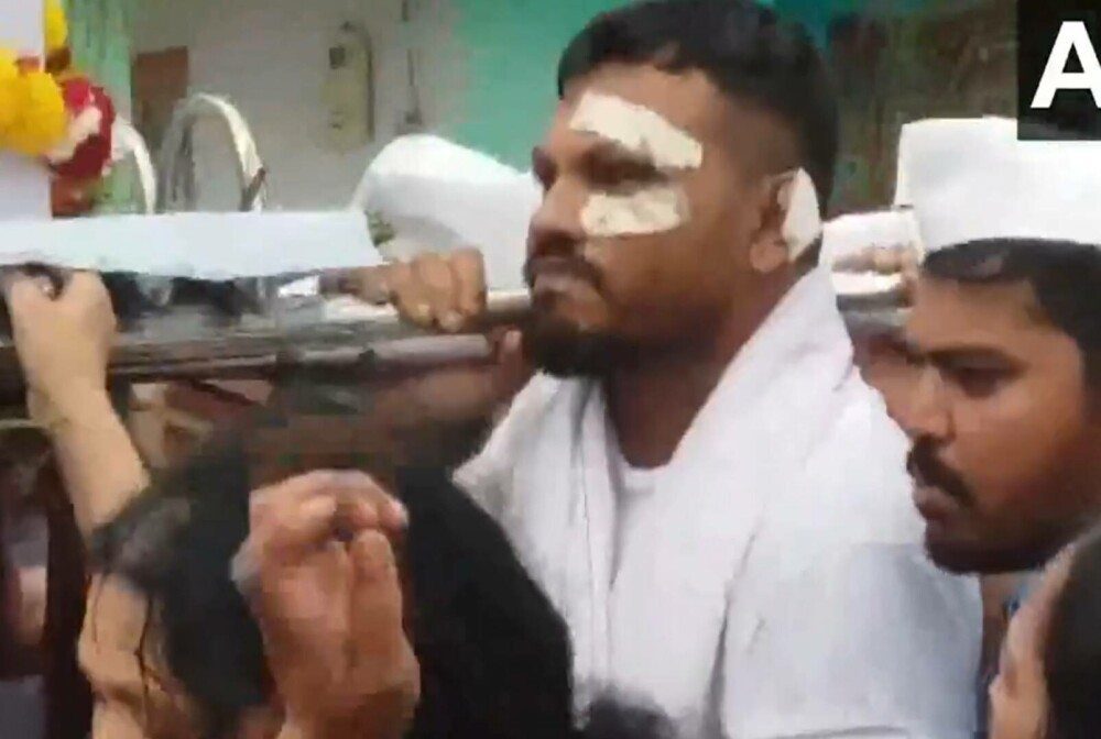 Singurul supraviețuitor al zborului Air India, filmat în timp ce cară sicriul fratelui său, mort în același avion - Imaginea 1