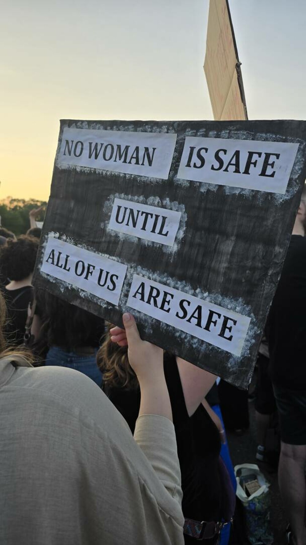 Manifestație faţă de cazurile de violenţă împotriva femeilor, în Piaţa Victoriei. Nicușor Dan promite măsuri concrete. FOTO - Imaginea 2