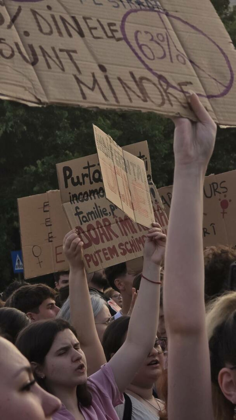Manifestație faţă de cazurile de violenţă împotriva femeilor, în Piaţa Victoriei. Nicușor Dan promite măsuri concrete. FOTO - Imaginea 6