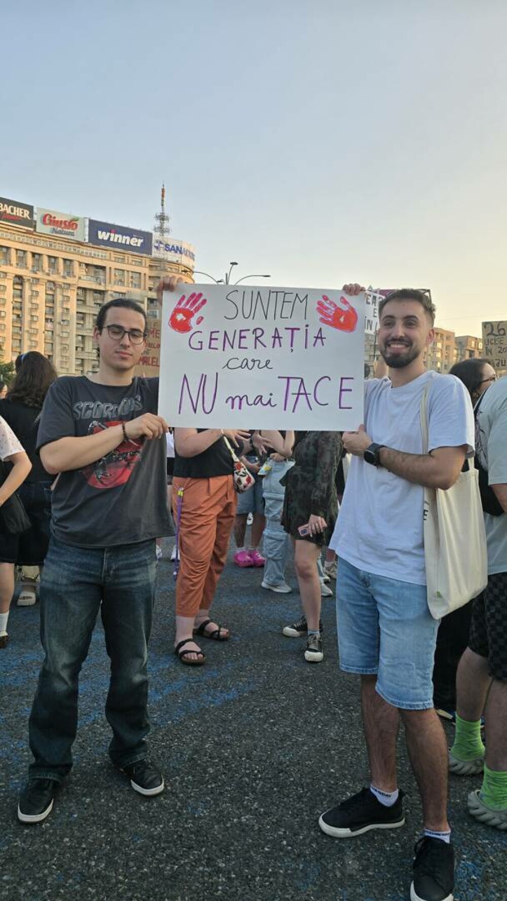 Manifestație faţă de cazurile de violenţă împotriva femeilor, în Piaţa Victoriei. Nicușor Dan promite măsuri concrete. FOTO - Imaginea 8