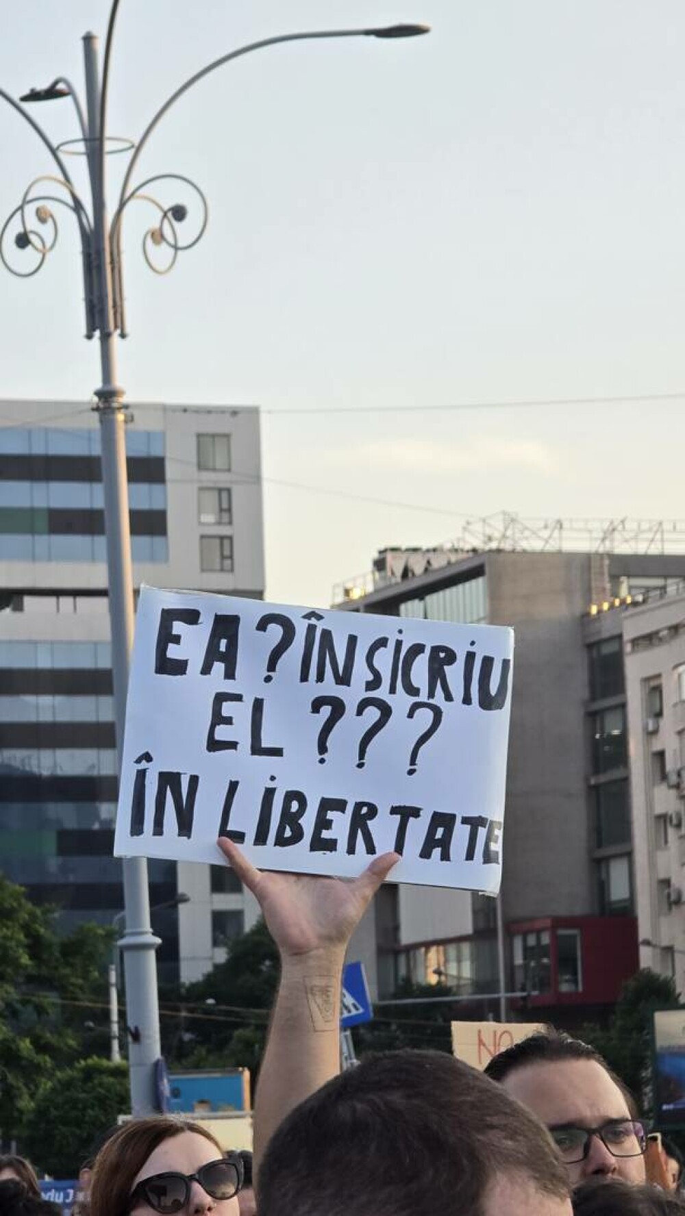 Manifestație faţă de cazurile de violenţă împotriva femeilor, în Piaţa Victoriei. Nicușor Dan promite măsuri concrete. FOTO - Imaginea 9