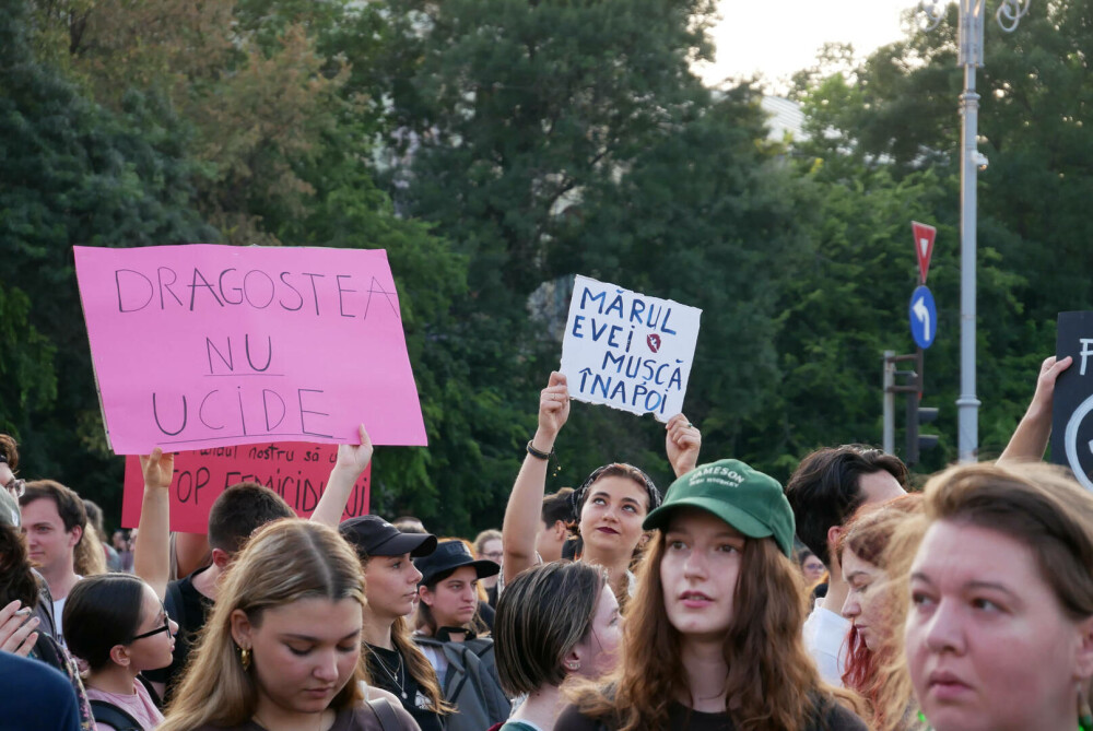 Manifestație faţă de cazurile de violenţă împotriva femeilor, în Piaţa Victoriei. Nicușor Dan promite măsuri concrete. FOTO - Imaginea 14