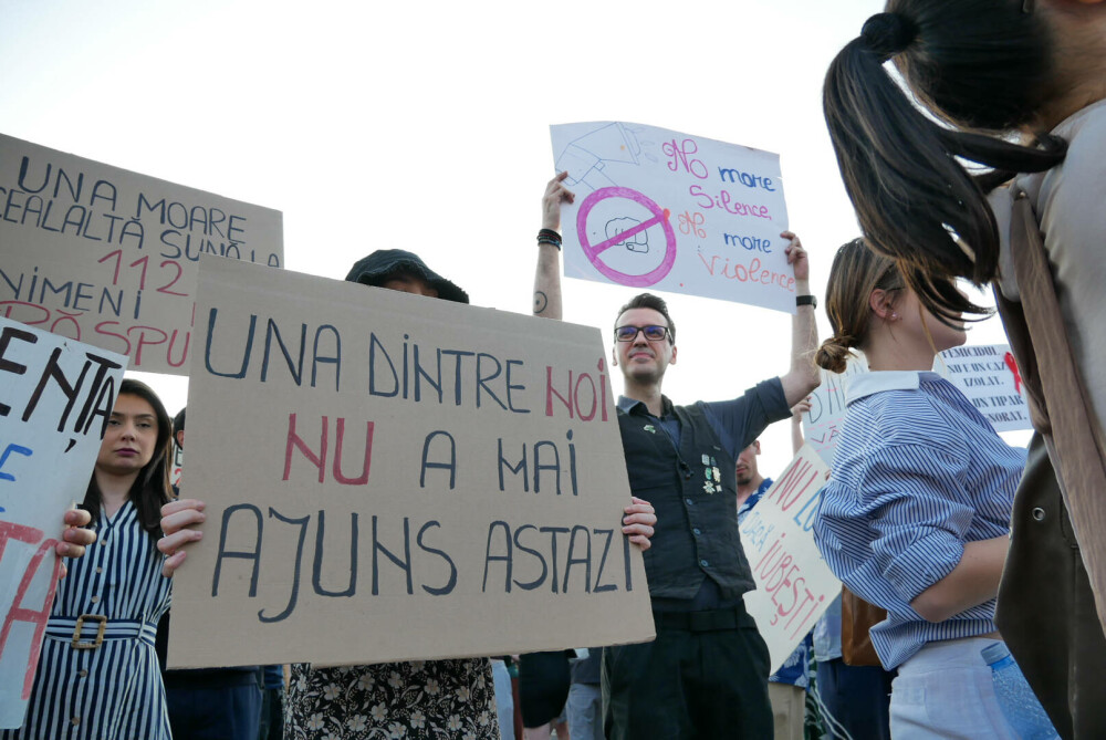 Manifestație faţă de cazurile de violenţă împotriva femeilor, în Piaţa Victoriei. Nicușor Dan promite măsuri concrete. FOTO - Imaginea 15