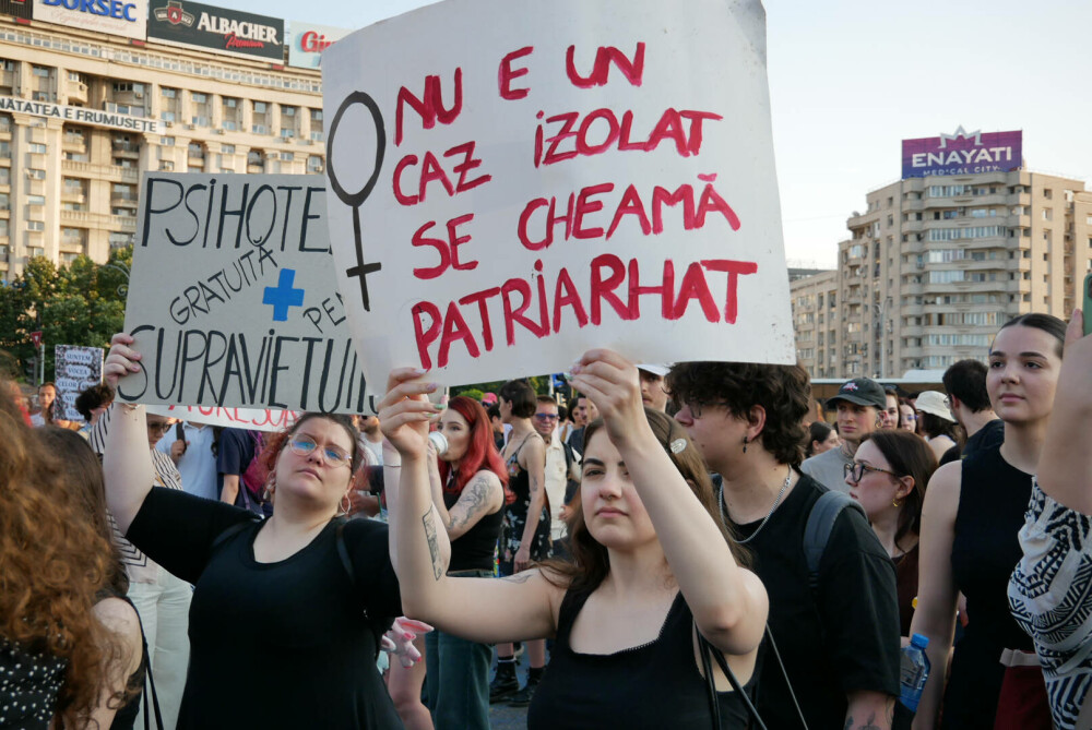 Manifestație faţă de cazurile de violenţă împotriva femeilor, în Piaţa Victoriei. Nicușor Dan promite măsuri concrete. FOTO - Imaginea 16