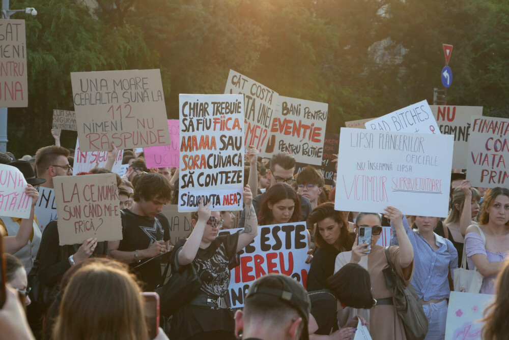 Manifestație faţă de cazurile de violenţă împotriva femeilor, în Piaţa Victoriei. Nicușor Dan promite măsuri concrete. FOTO - Imaginea 18