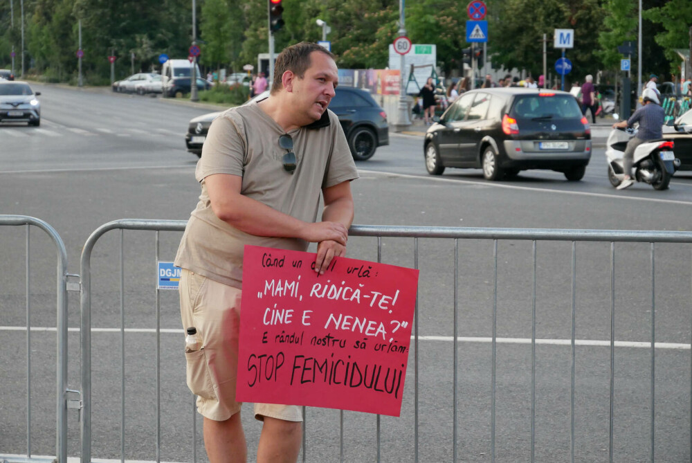 Manifestație faţă de cazurile de violenţă împotriva femeilor, în Piaţa Victoriei. Nicușor Dan promite măsuri concrete. FOTO - Imaginea 19