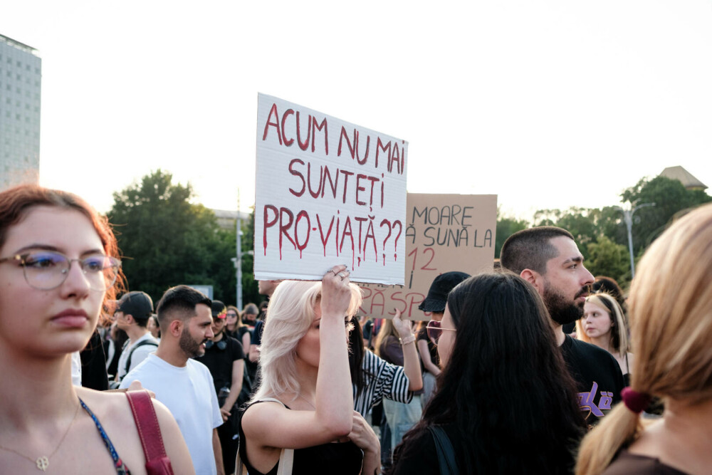 Manifestație faţă de cazurile de violenţă împotriva femeilor, în Piaţa Victoriei. Nicușor Dan promite măsuri concrete. FOTO - Imaginea 21