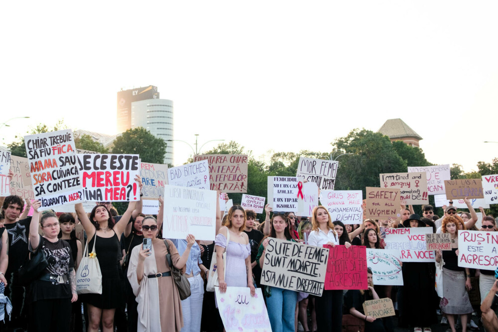 Manifestație faţă de cazurile de violenţă împotriva femeilor, în Piaţa Victoriei. Nicușor Dan promite măsuri concrete. FOTO - Imaginea 22
