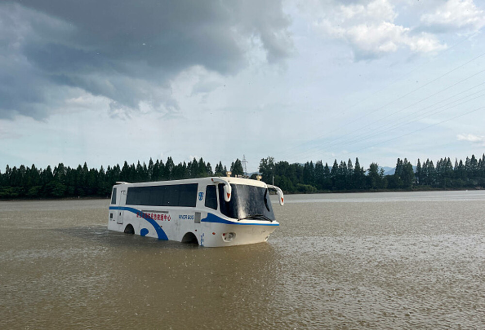 Autoritățile din China au emis alerte roșii de inundații în mai multe regiuni. Mii de locuitori sunt afectați. FOTO - Imaginea 4
