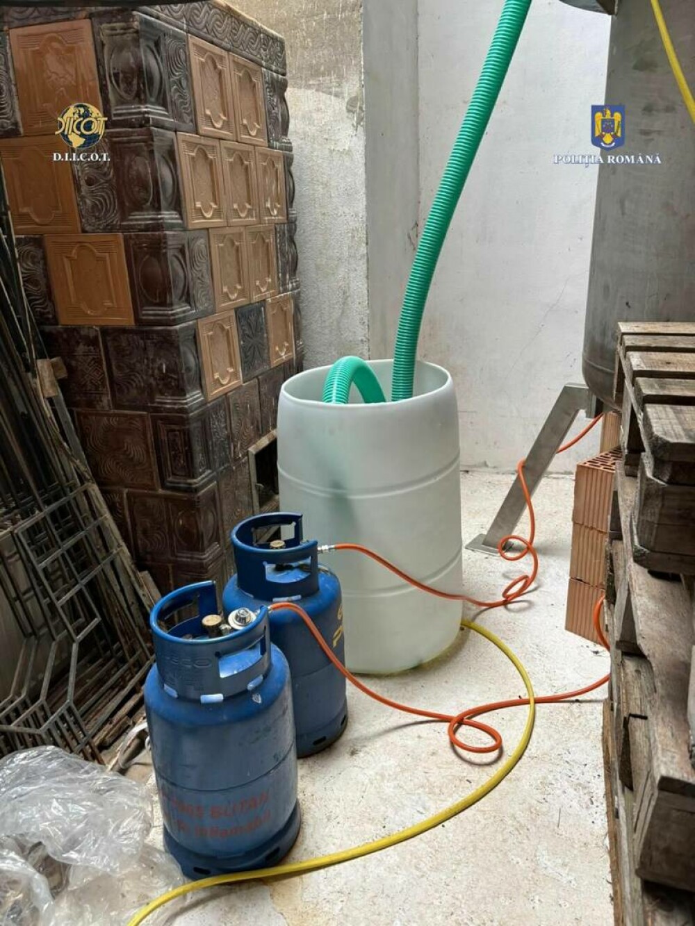 Escobar de Brașov. Cel mai mare laborator de droguri din România, descoperit într-un depozit | FOTO & VIDEO - Imaginea 2