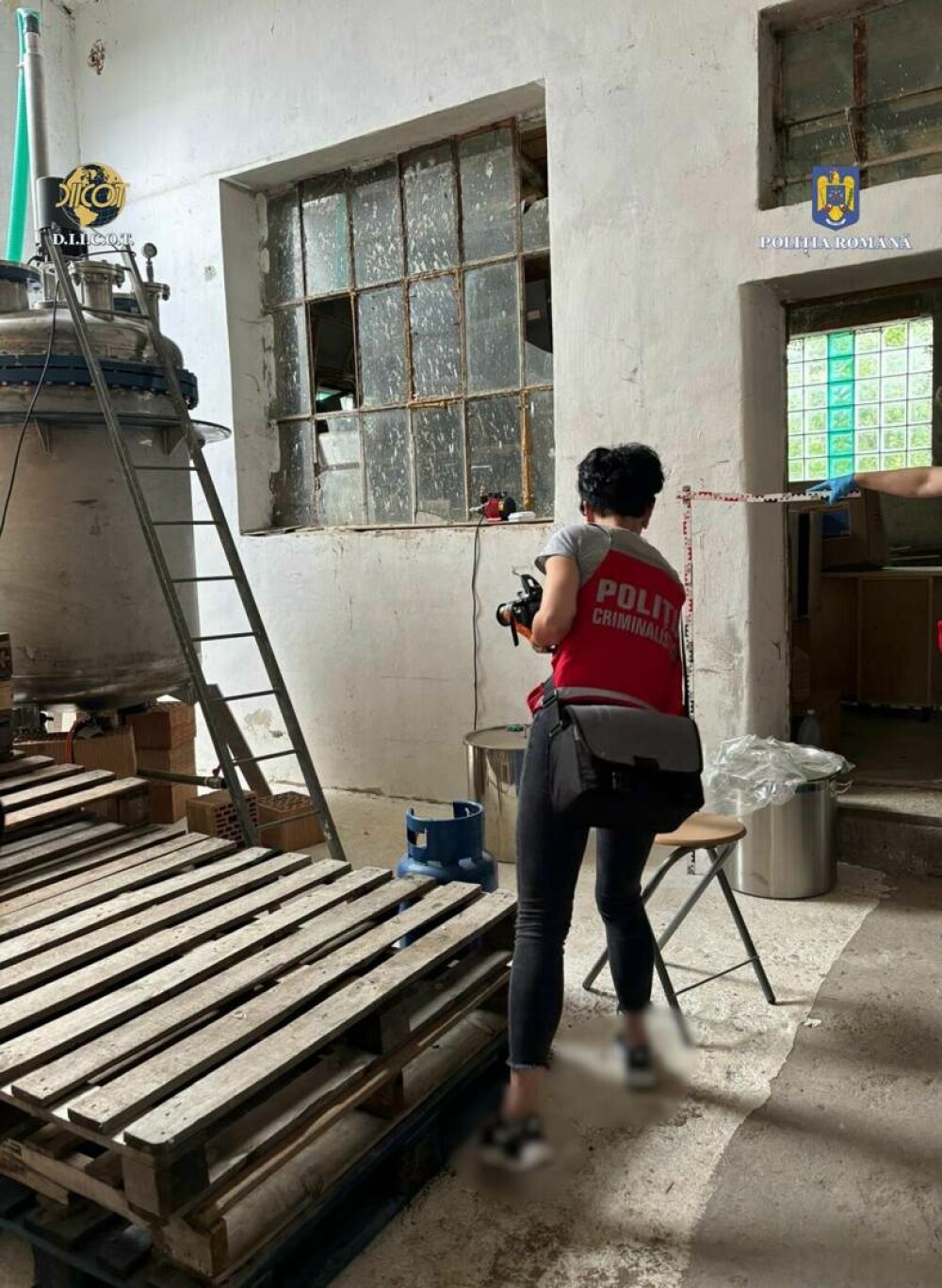 Escobar de Brașov. Cel mai mare laborator de droguri din România, descoperit într-un depozit | FOTO & VIDEO - Imaginea 4