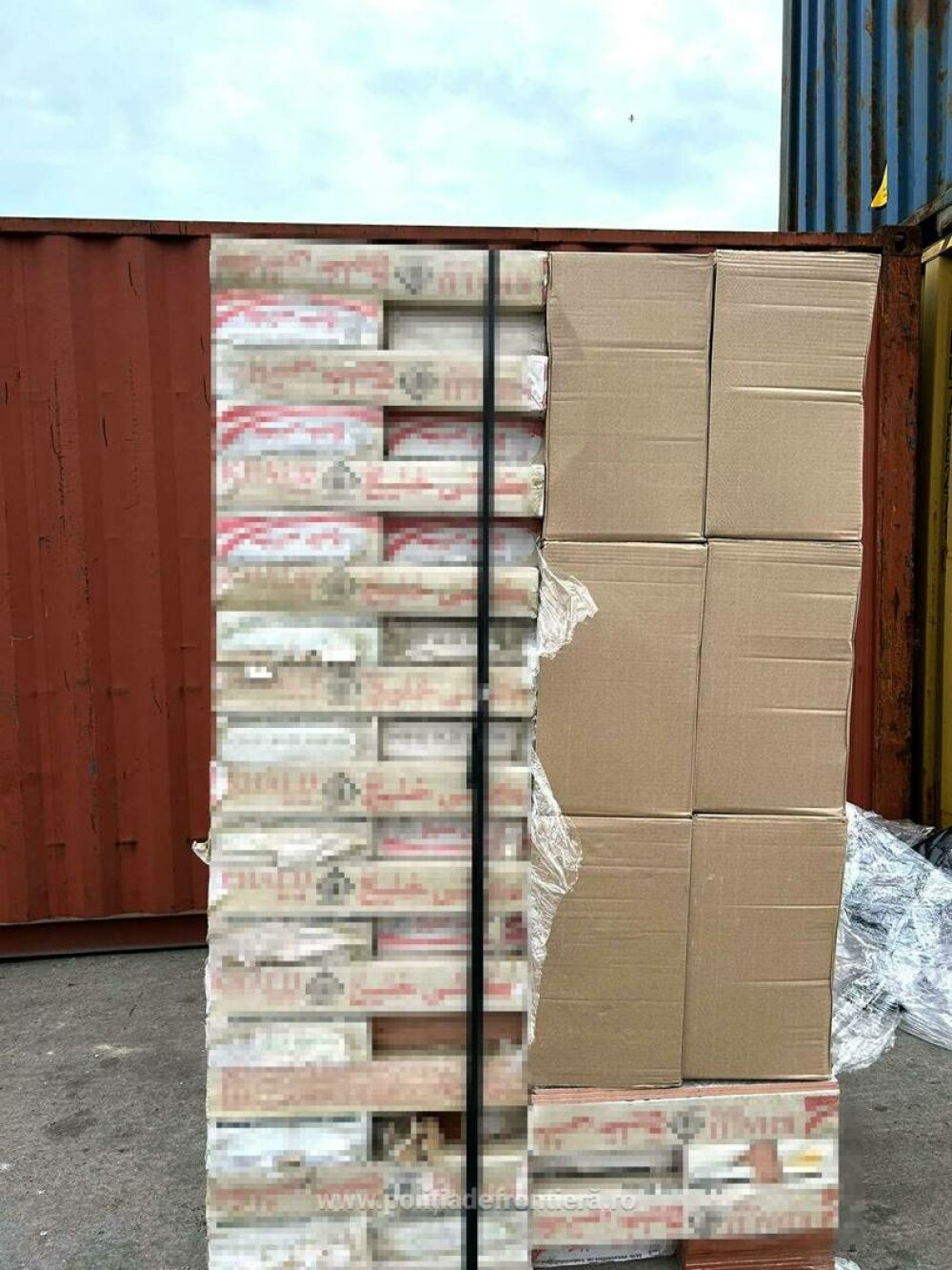 Captură de aroape 1,8 milioane de euro în Portul Constanţa. Ce se ascundea într-un container cu plăci ceramice. FOTO & VIDEO - Imaginea 7