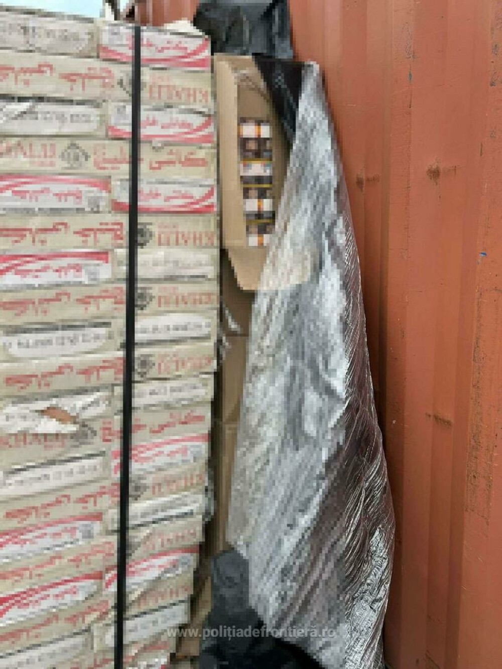 Captură de aroape 1,8 milioane de euro în Portul Constanţa. Ce se ascundea într-un container cu plăci ceramice. FOTO & VIDEO - Imaginea 2