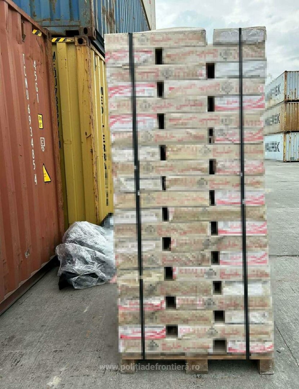 Captură de aroape 1,8 milioane de euro în Portul Constanţa. Ce se ascundea într-un container cu plăci ceramice. FOTO & VIDEO - Imaginea 6