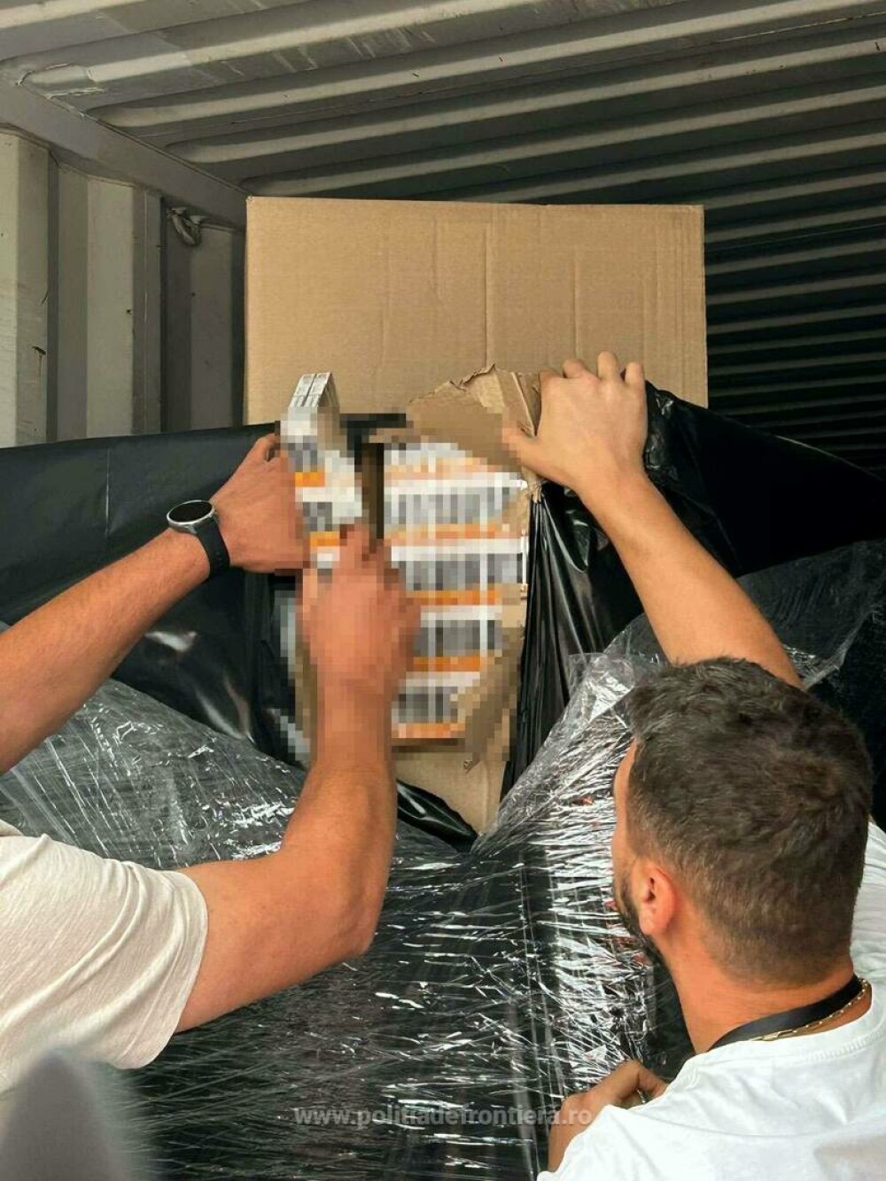 Captură de aroape 1,8 milioane de euro în Portul Constanţa. Ce se ascundea într-un container cu plăci ceramice. FOTO & VIDEO - Imaginea 8