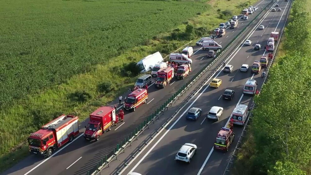 Un mort și 7 copii răniţi, după ce un autocar s-a răsturnat pe autostrada A2. A fost activat Planul Roşu de Intervenţie. FOTO - Imaginea 6