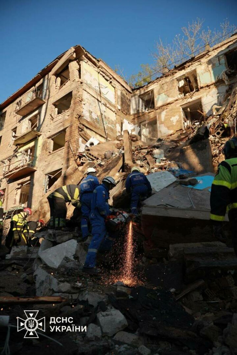 Cinci morți și zeci de răniți, după bombardamente „masive” în timpul nopții, în Kiev. Rachetele au lovit zone rezidențiale - Imaginea 7