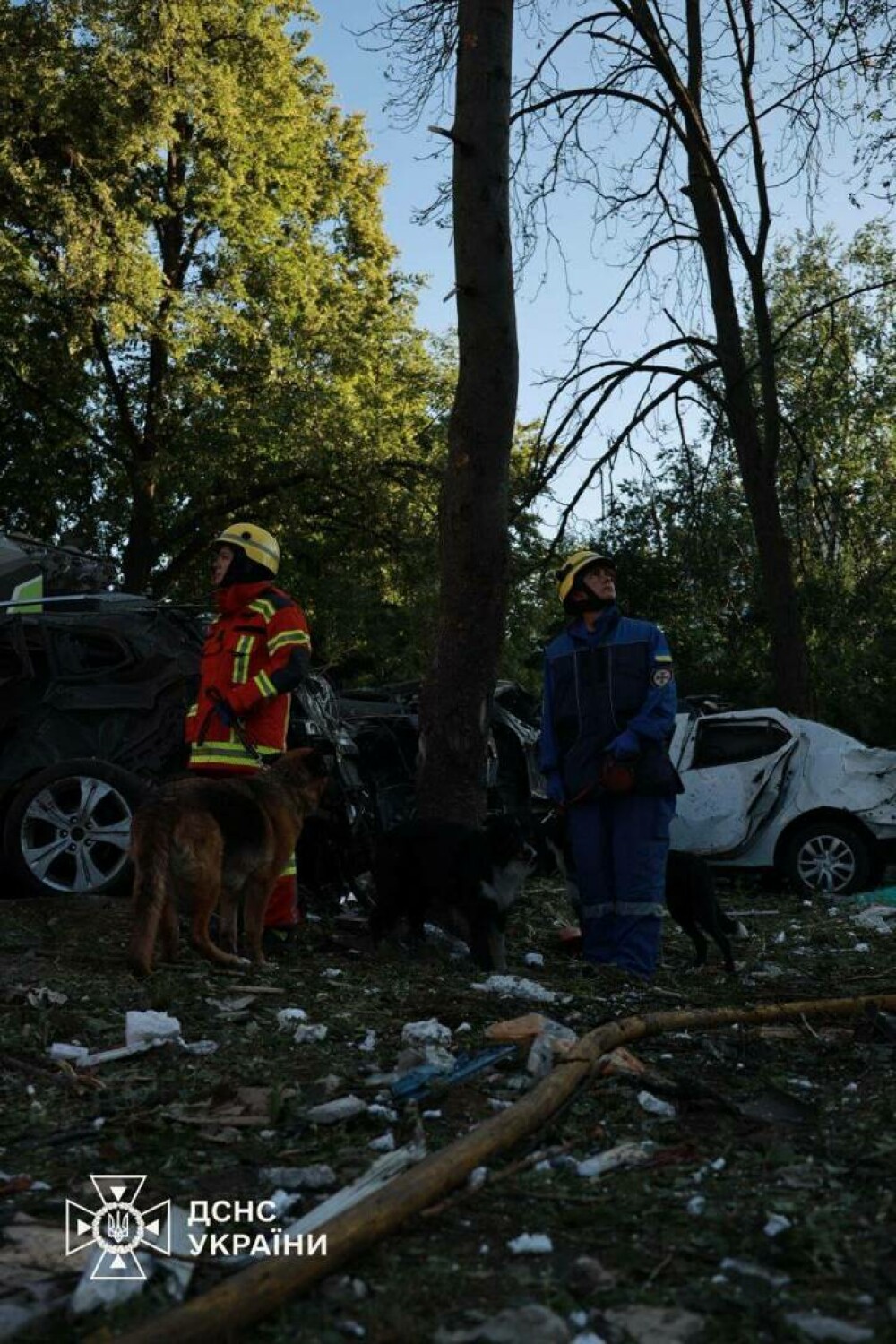 Cinci morți și zeci de răniți, după bombardamente „masive” în timpul nopții, în Kiev. Rachetele au lovit zone rezidențiale - Imaginea 2