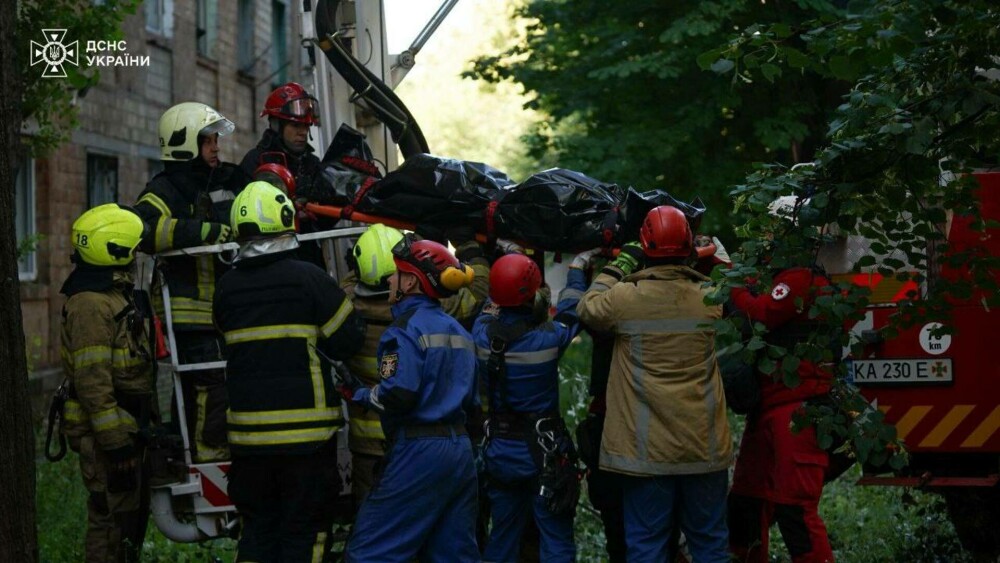 Cinci morți și zeci de răniți, după bombardamente „masive” în timpul nopții, în Kiev. Rachetele au lovit zone rezidențiale - Imaginea 3