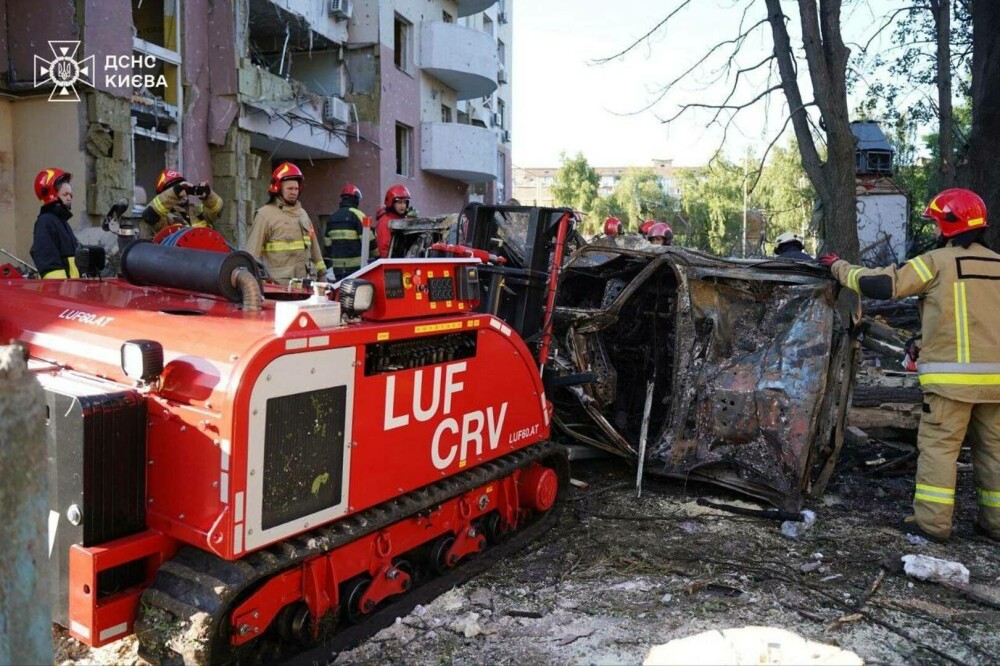 Cinci morți și zeci de răniți, după bombardamente „masive” în timpul nopții, în Kiev. Rachetele au lovit zone rezidențiale - Imaginea 5