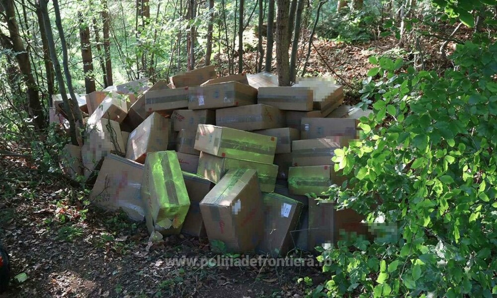 Ce au descoperit polițiștii de frontieră din Suceava în zeci de cutii ascunse în vegetație. Costă peste 1,7 milioane de lei - Imaginea 5