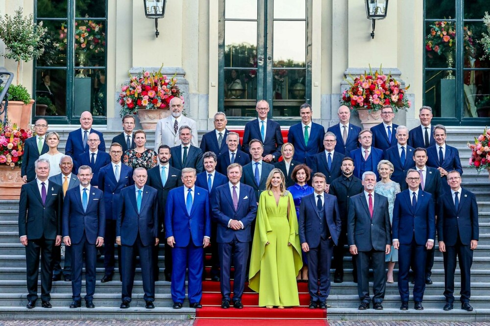 Nicuşor Dan, alături de preşedintele SUA, Donald Trump, la Summitul NATO de la Haga. Cei doi şi-au strâns mâna - Imaginea 3