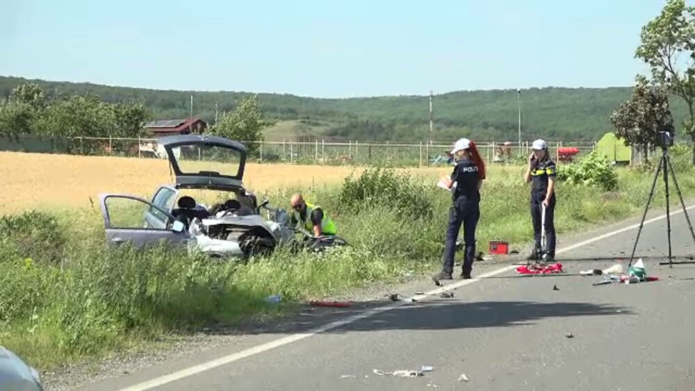 O șoferiță a murit după ce a intrat cu mașina într-un camion, pe DN1. „Instant a fost la mine în roată
