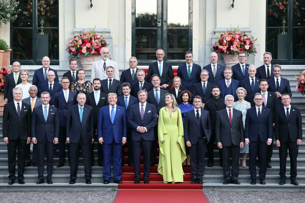 Imagini spectaculoase de la dineul regal al liderilor NATO. Ce au mâncat oamenii cu bugete de apărare de 1.400 mld. $ | FOTO - Imaginea 1