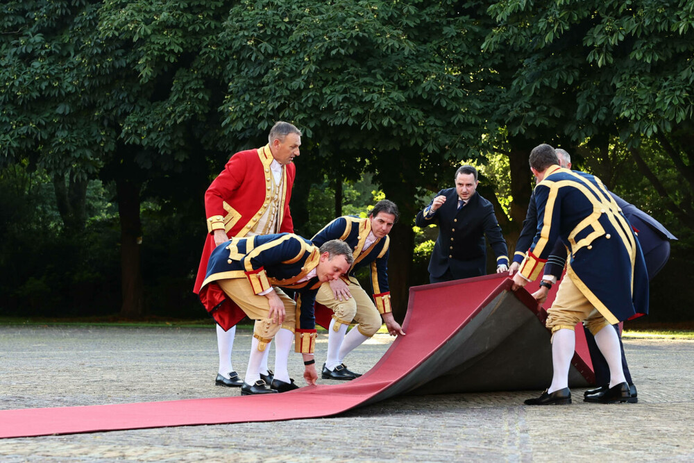Imagini spectaculoase de la dineul regal al liderilor NATO. Ce au mâncat oamenii cu bugete de apărare de 1.400 mld. $ | FOTO - Imaginea 7