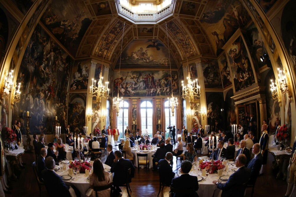 Imagini spectaculoase de la dineul regal al liderilor NATO. Ce au mâncat oamenii cu bugete de apărare de 1.400 mld. $ | FOTO - Imaginea 10
