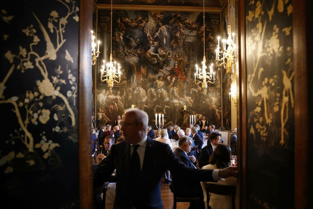 Imagini spectaculoase de la dineul regal al liderilor NATO. Ce au mâncat oamenii cu bugete de apărare de 1.400 mld. $ | FOTO - Imaginea 12
