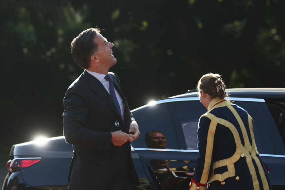 Imagini spectaculoase de la dineul regal al liderilor NATO. Ce au mâncat oamenii cu bugete de apărare de 1.400 mld. $ | FOTO - Imaginea 17