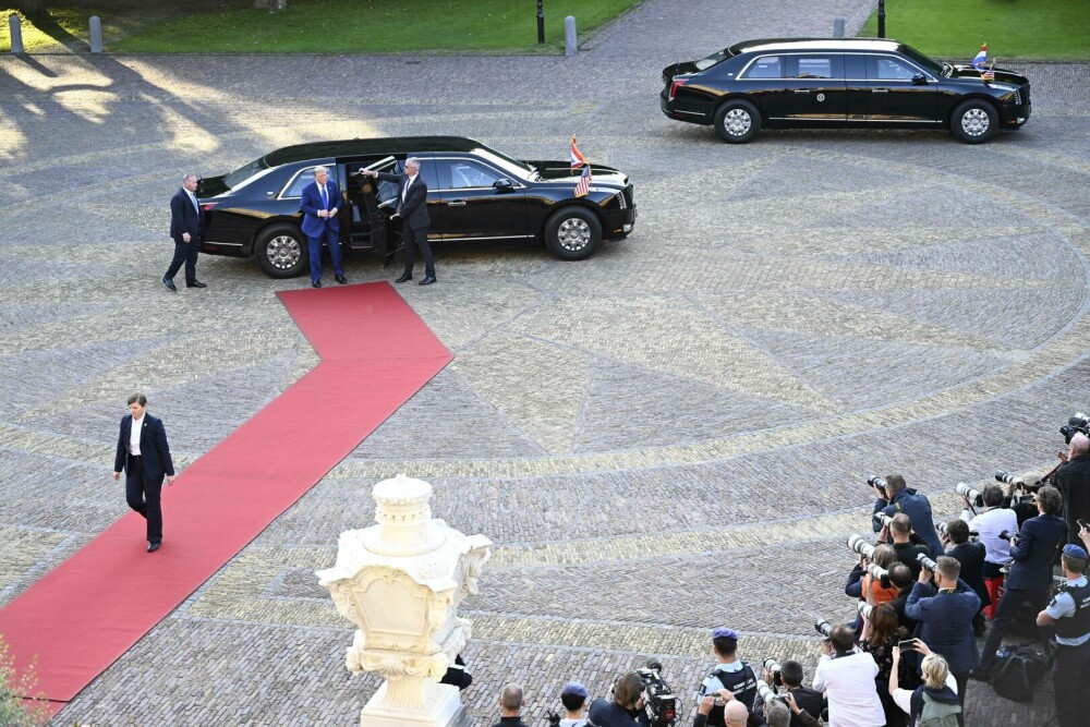 Imagini spectaculoase de la dineul regal al liderilor NATO. Ce au mâncat oamenii cu bugete de apărare de 1.400 mld. $ | FOTO - Imaginea 18