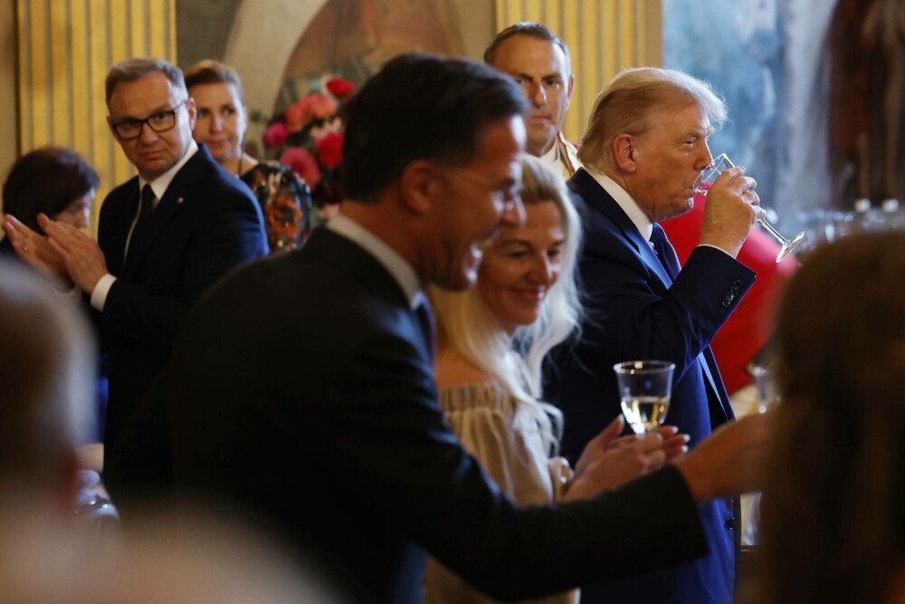Imagini spectaculoase de la dineul regal al liderilor NATO. Ce au mâncat oamenii cu bugete de apărare de 1.400 mld. $ | FOTO - Imaginea 25